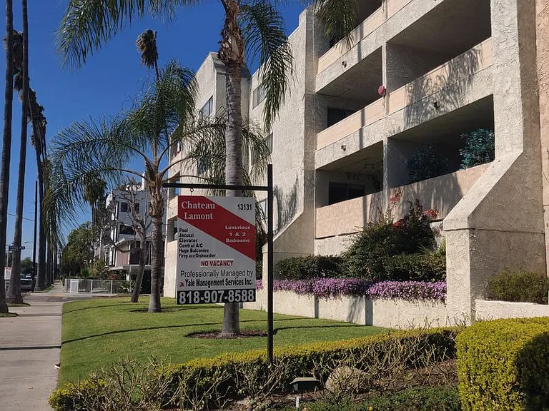 Chateau Lamont Apartments — Photo 22