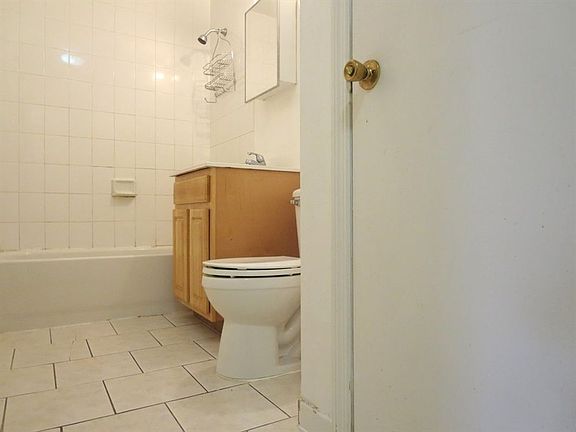4th image of 1160 Putnam Ave APT 3