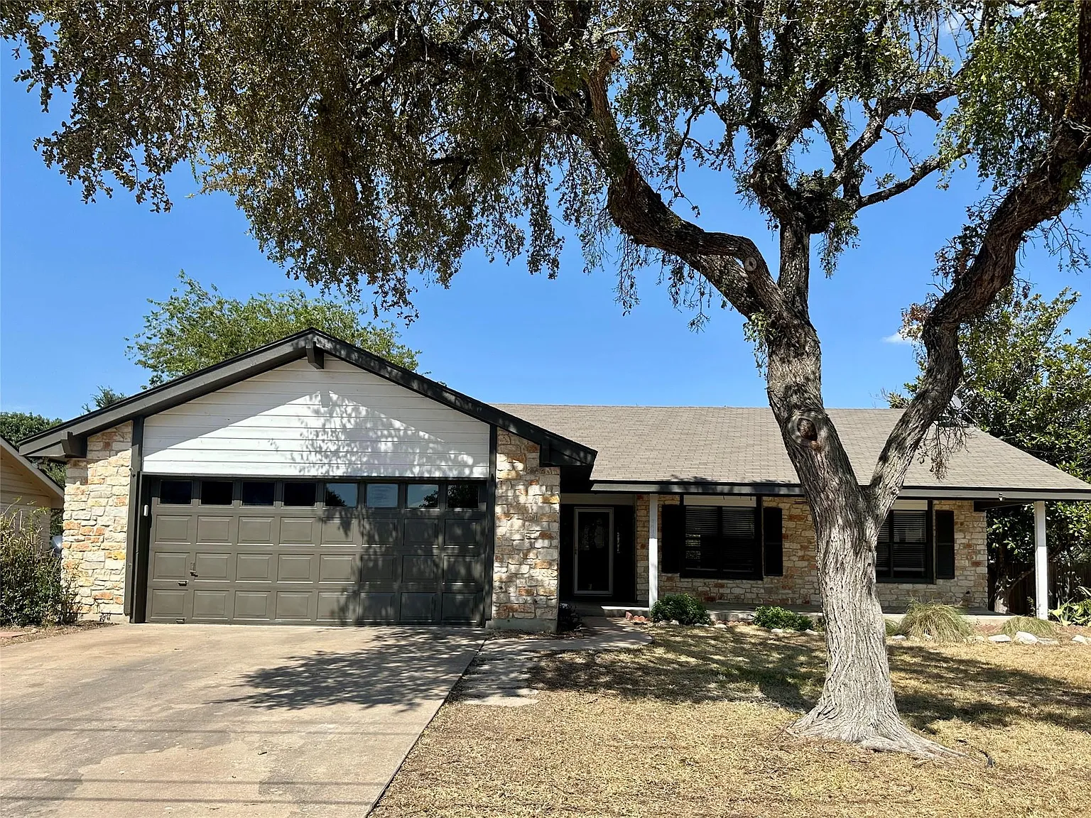 3 bed, 2.0 bath, 1596 sqft, $2,075 — Photo 1