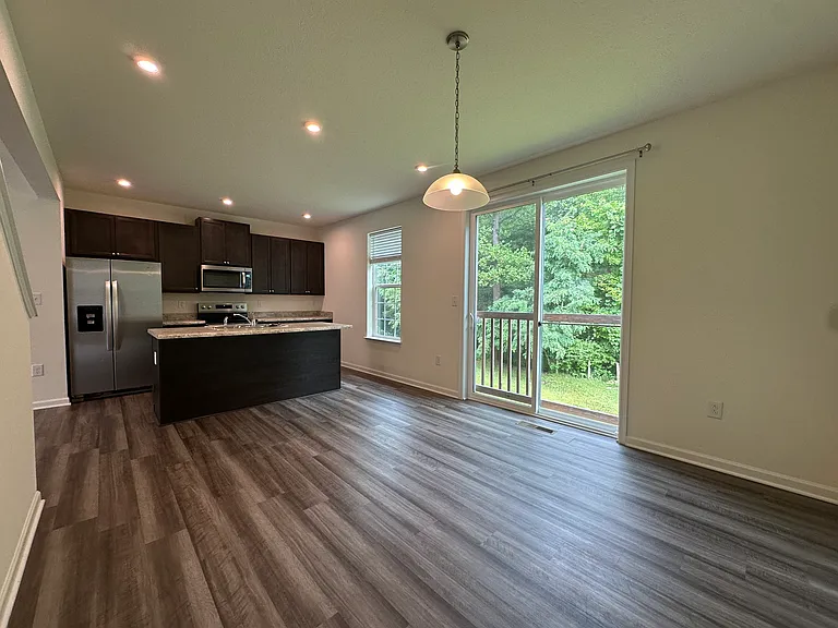 317 Bay St — Photo 3