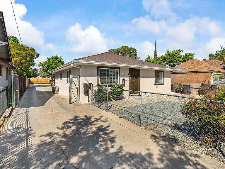 1225 N Lincoln St — Photo 2