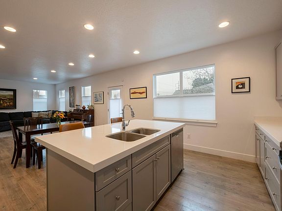5th image of 909 E Queensmill Ln