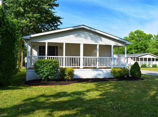2 Crabapple Ln #2, Olmsted Falls, OH 44138