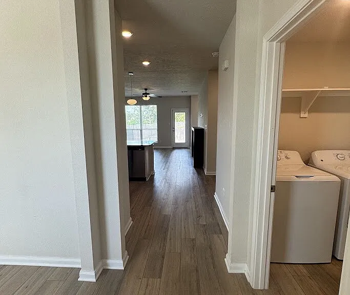 1340 Kingsgate Dr — Photo 2