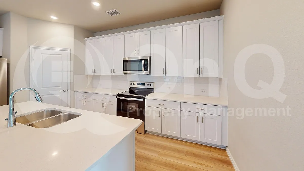4 bed, 2.5 bath, 2887 sqft, $2,800 — Photo 4