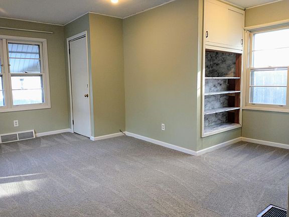 4th image of 453 Emerald Ave NE