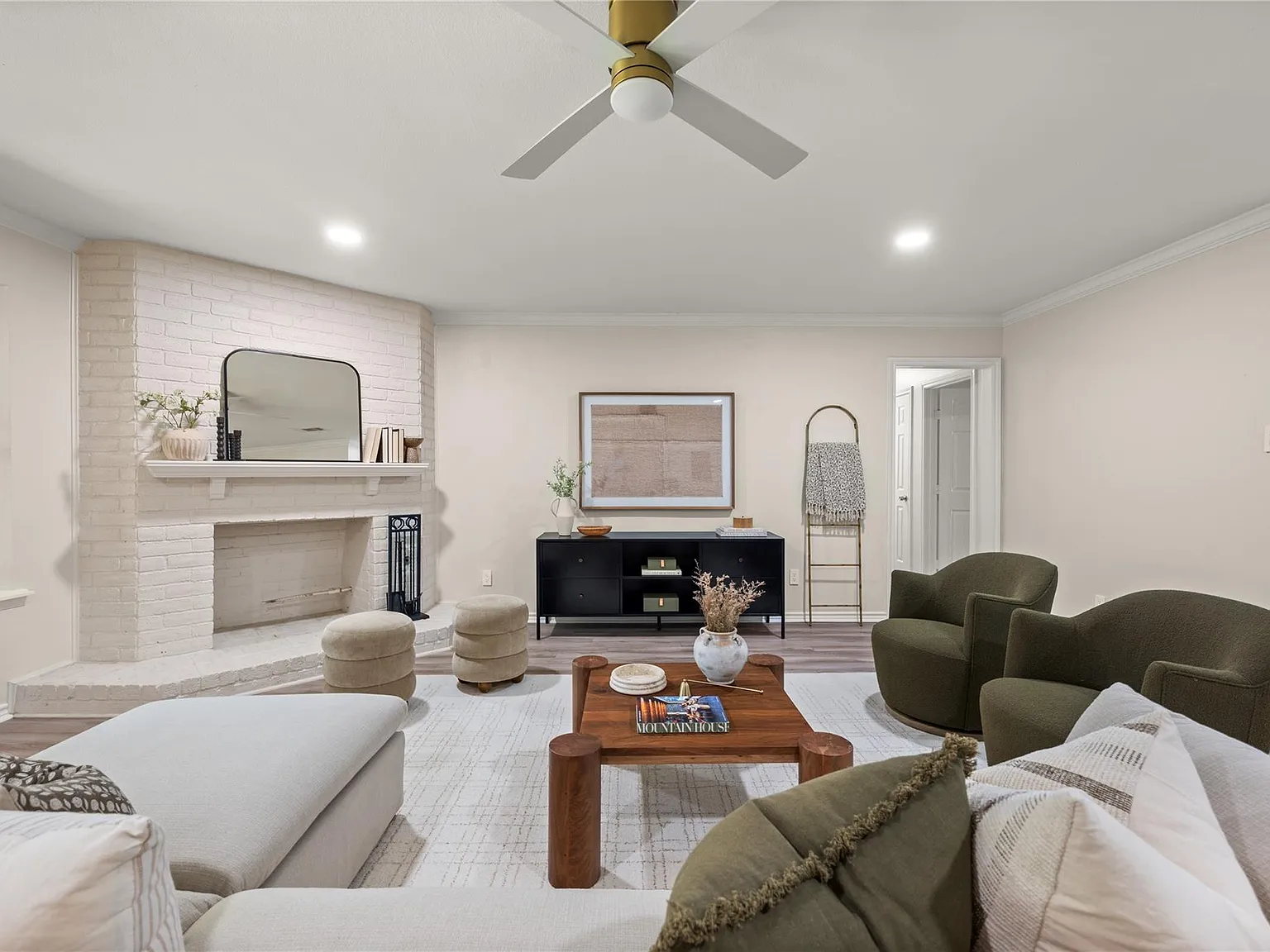 3 bed, 2.0 bath, 1380 sqft, $2,600 — Photo 2