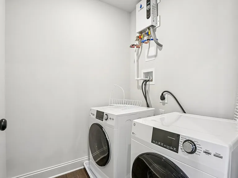 472 Roxborough Ave — Photo 25