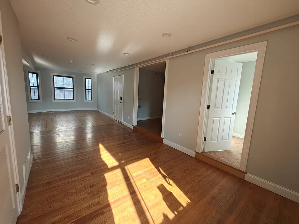 116 W Pearl St