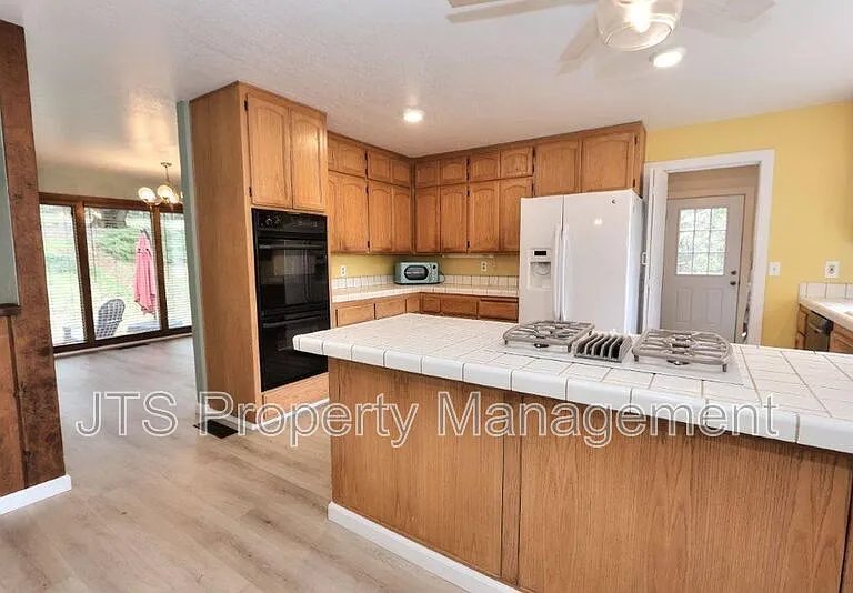2812 Centennial Ct — Photo 23