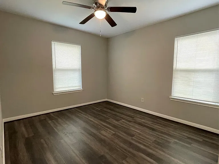 1735 W 8th St — Photo 14