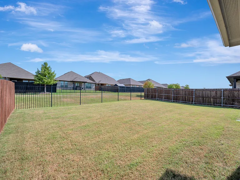 2028 Windsor Dr — Photo 32