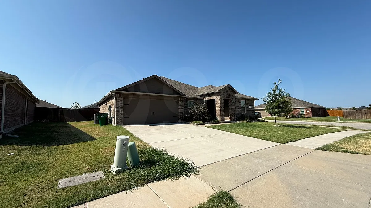 4 bed, 2.0 bath, 2730 sqft, $2,550 — Photo 1