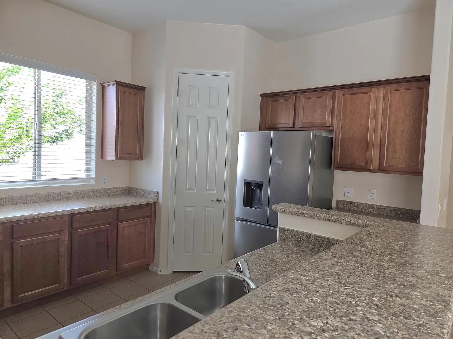 3 bed, 1590 sqft, $2,300 — Photo 2