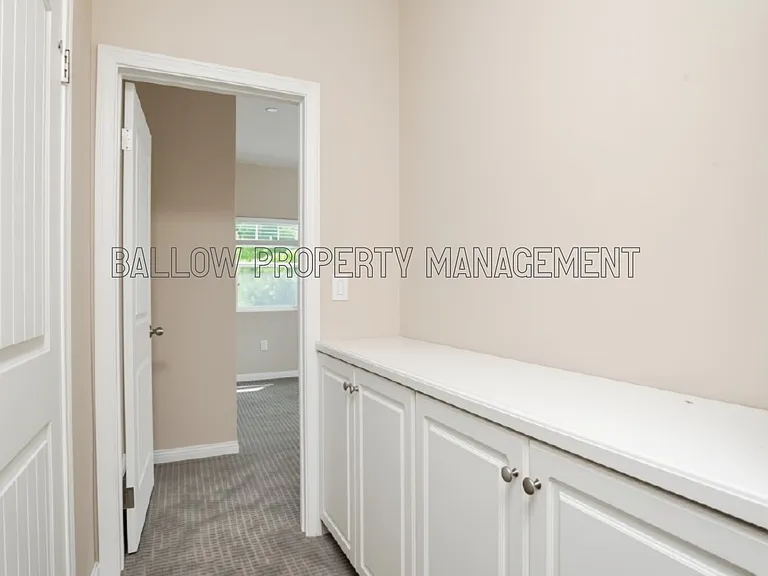 1327 Holly Ave — Photo 7