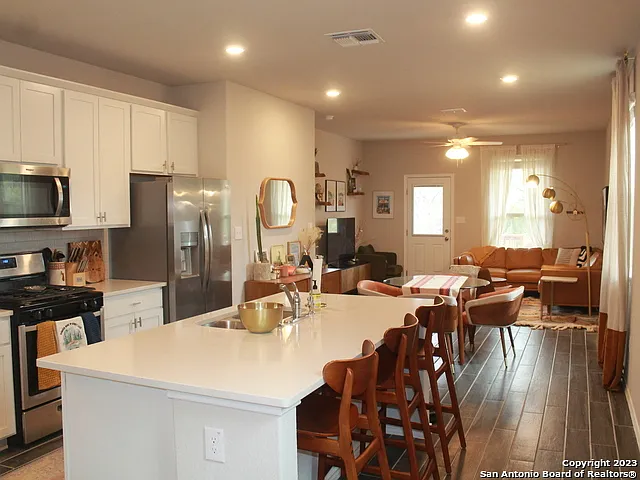 3 bed, 2.0 bath, 1327 sqft, $1,795 — Photo 4