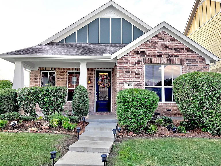 1409 Ellis Ln — Photo 1