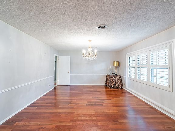 3rd image of 2602 Hemlock Dr