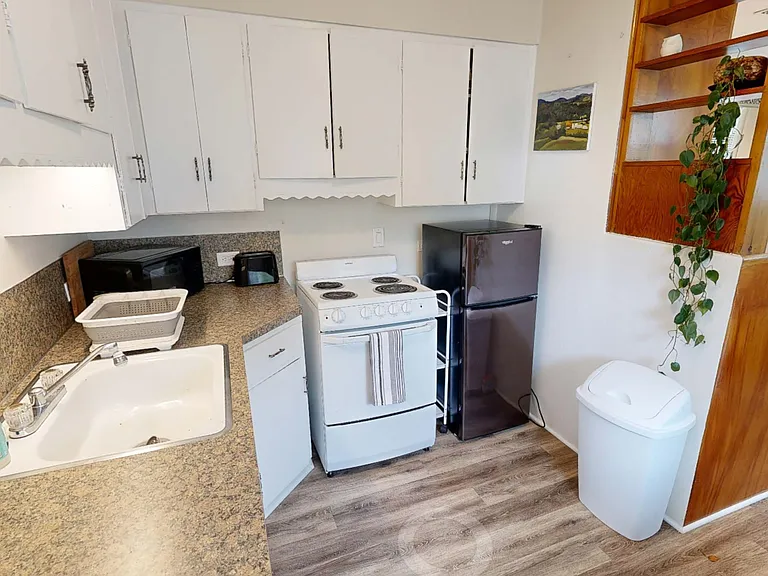 2210 Hazel Ave NE #B — Photo 2