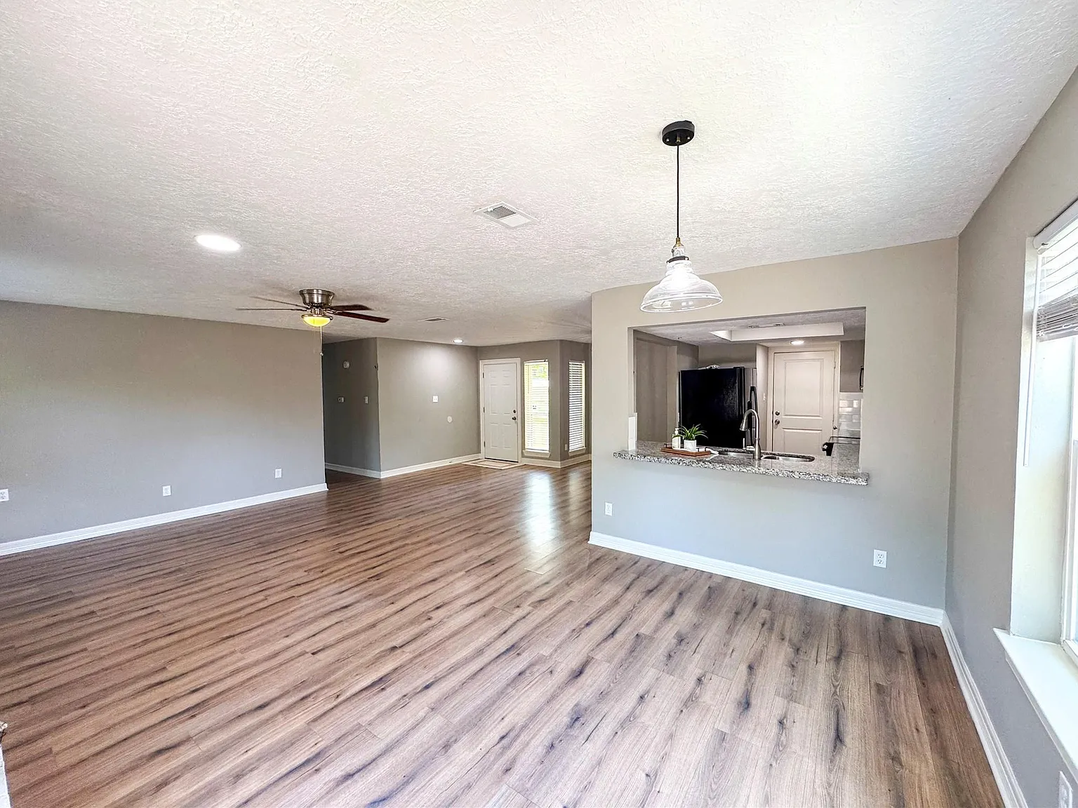 3 bed, 2.0 bath, 1251 sqft, $1,700 — Photo 3