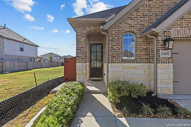 3 bed, 2.0 bath, 1650 sqft, $2,100 — Photo 3