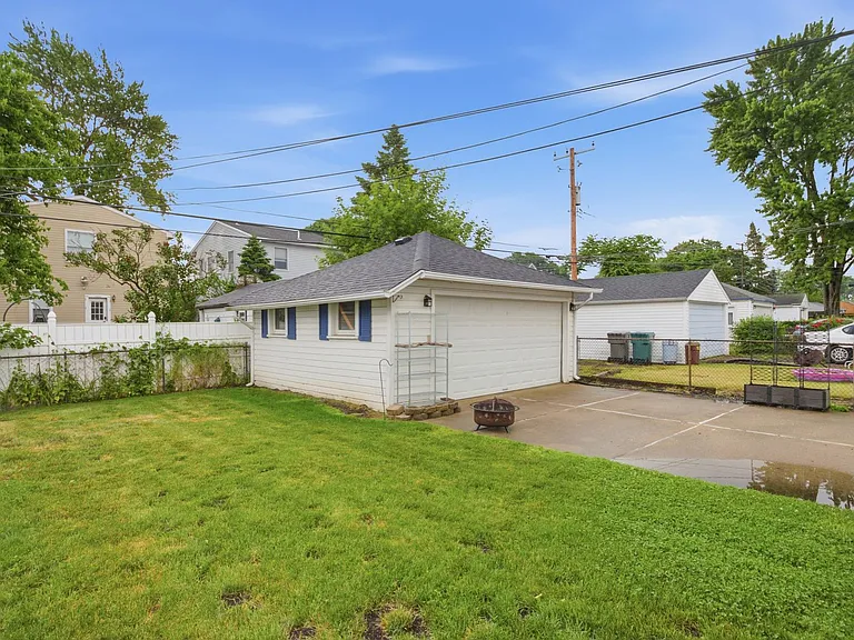 2823 Queen St — Photo 32