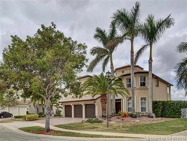 Live the Dream in this 6.5.1 Stunning Lakefront Pool Home!