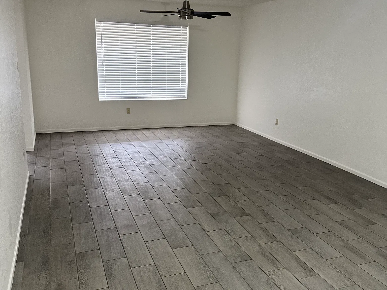 4 bed, 1960 sqft, $1,800 — Photo 2