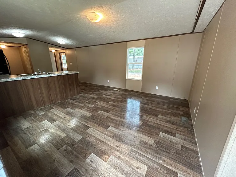 1048 Victoria St — Photo 1