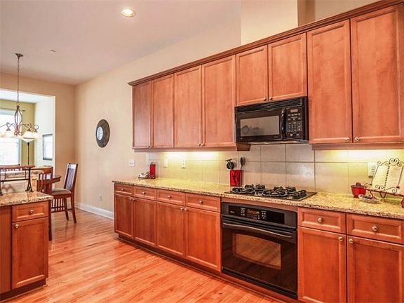 3rd image of 206 Creekway Xing SE