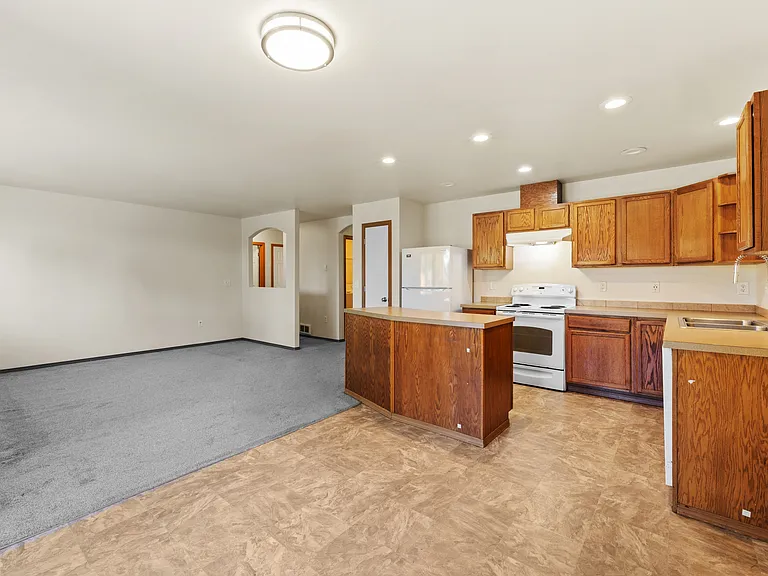 117 Violet Meadow St E — Photo 2