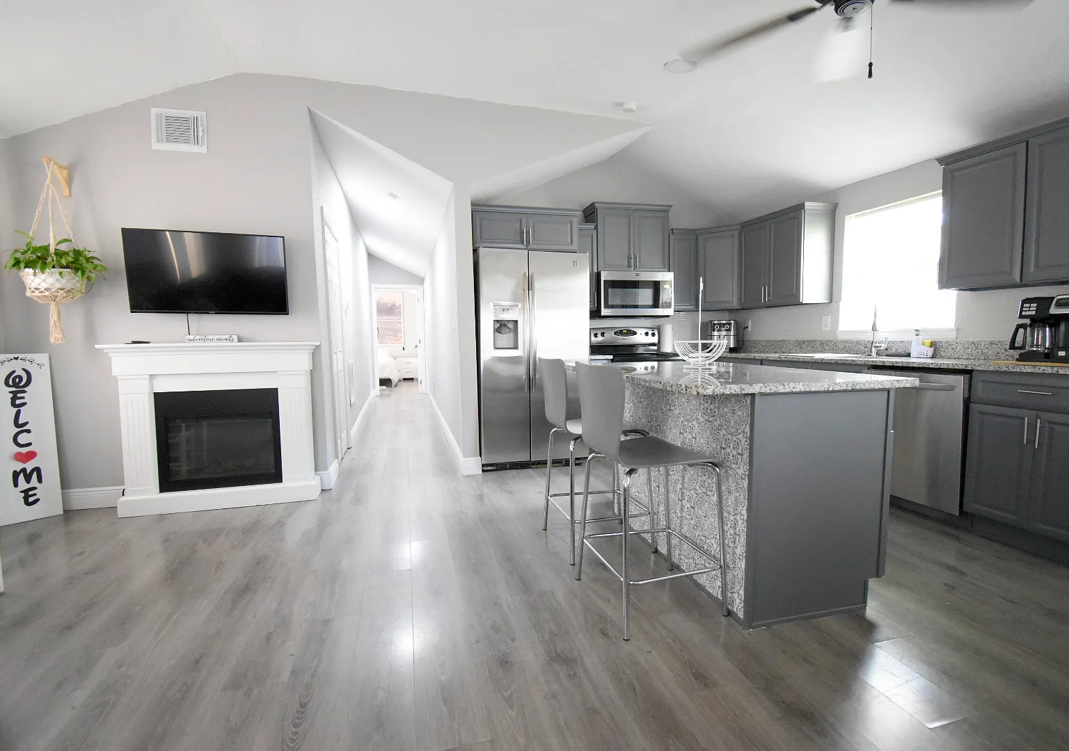 3 bed, 1000 sqft, $2,200 — Photo 2