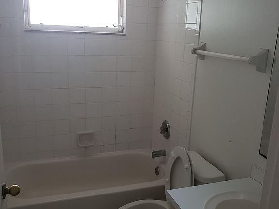5th image of 303 SE 22nd Ter