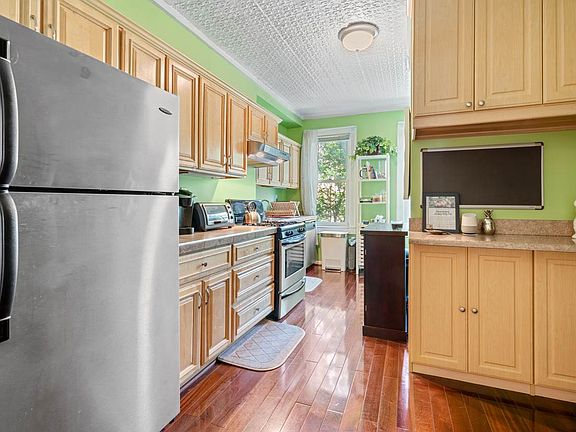4th image of 360 8th St APT 1