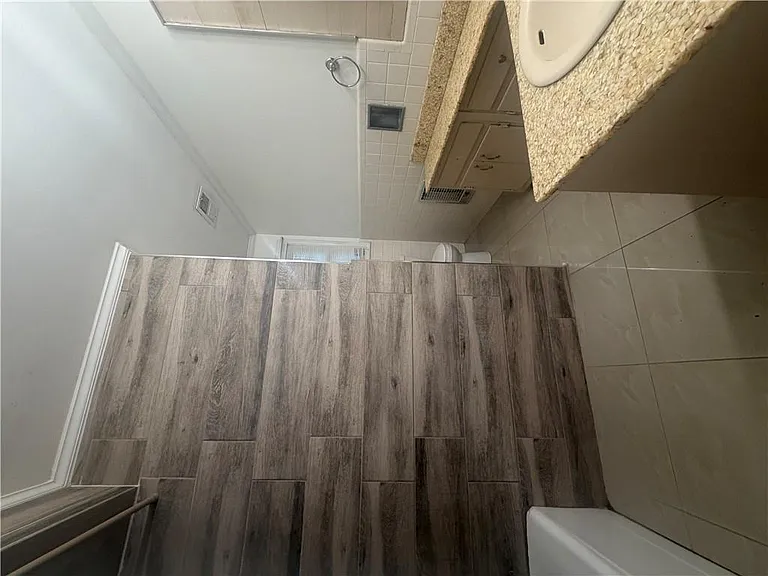 981 Woodward Park Dr — Photo 9