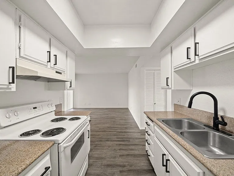 730 Pine Ave. — Photo 1