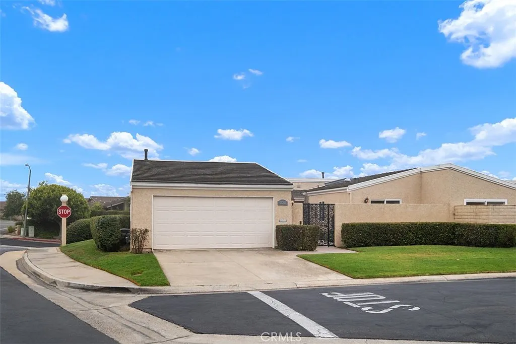 2 bed, 1636 sqft, $7,800 — Photo 3