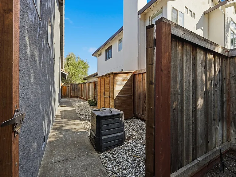 1439 Gordon Dr — Photo 48
