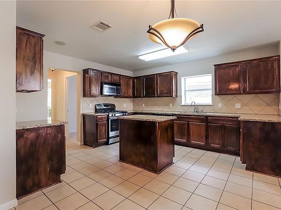 2nd image of 3911 Bonnie Ln