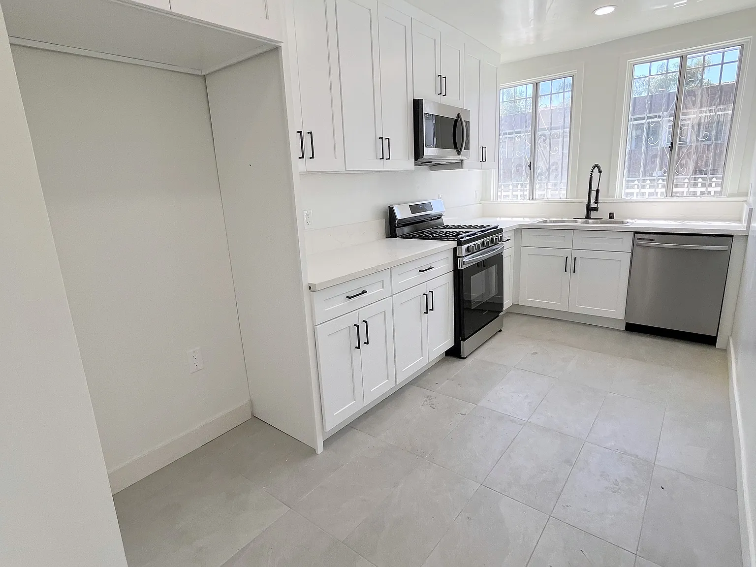 3 bed, 3295 sqft, $3,295 — Photo 1