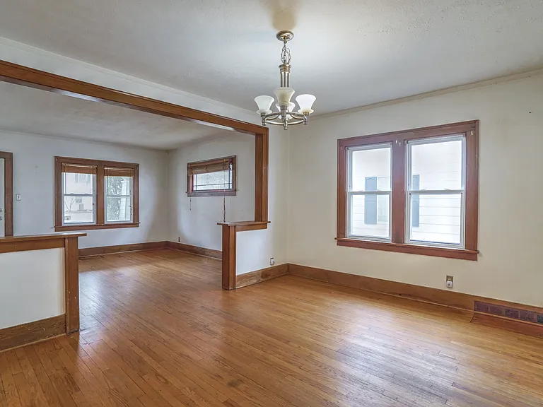 525 E Eckman St — Photo 6