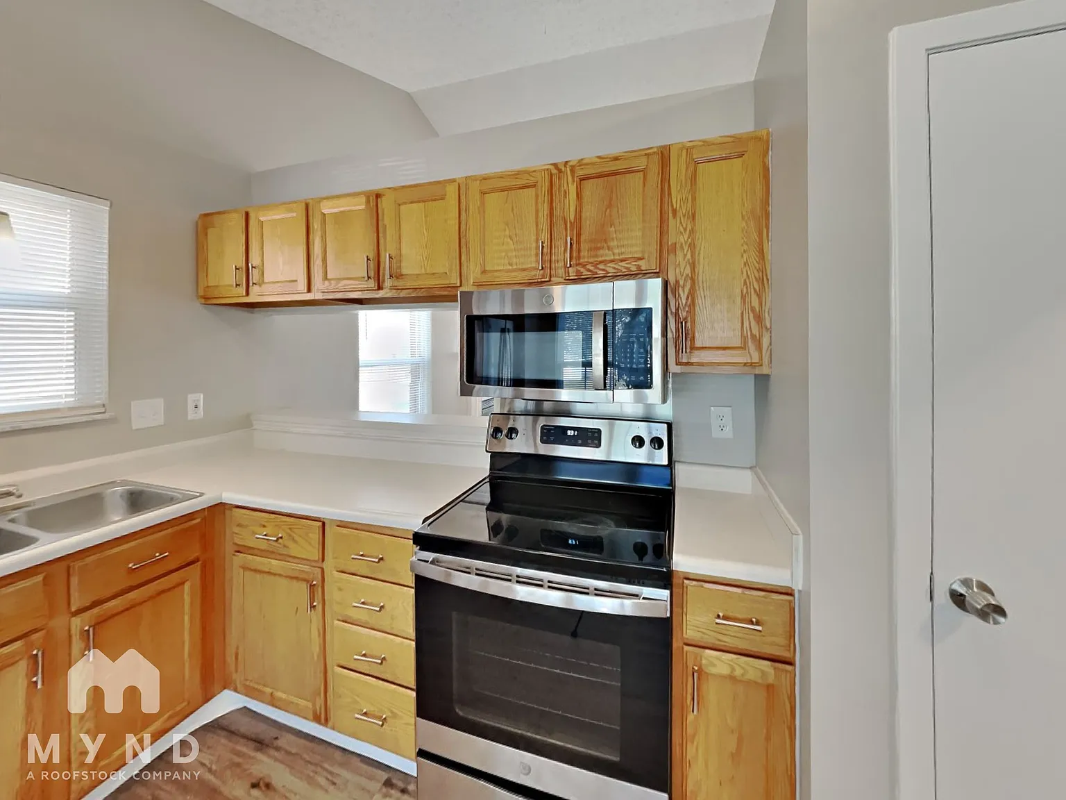 3 bed, 2.0 bath, 1154 sqft, $1,999 — Photo 2