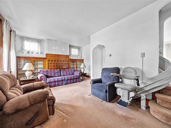 5th image of 842 Lilac St
