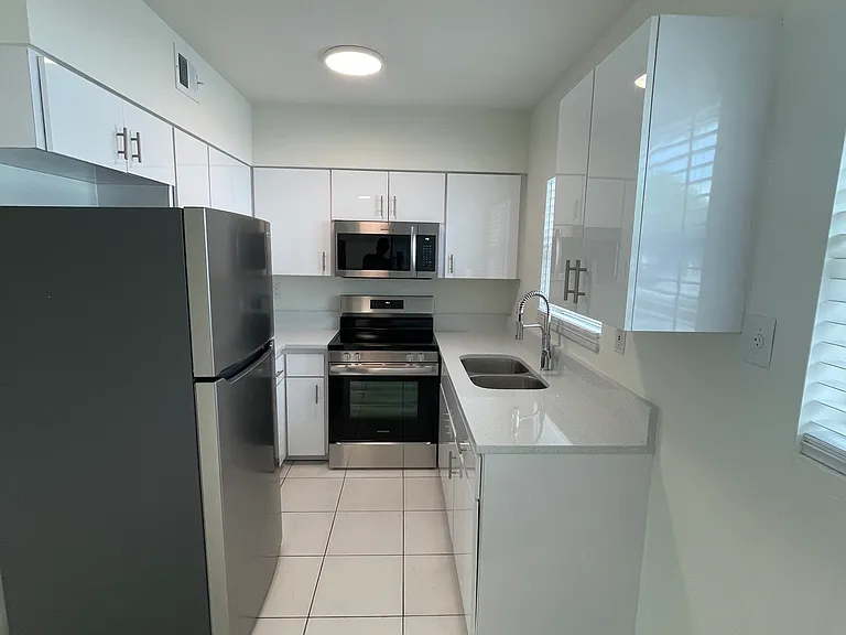 2352 NE 9th St #B2 — Photo 4