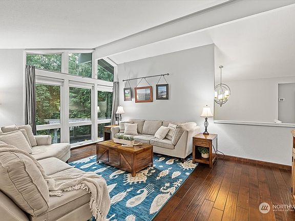 4th image of 24818 SE Mirrormont Place