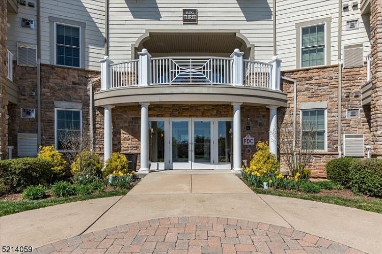 1st image of 372 Victoria Dr #372
