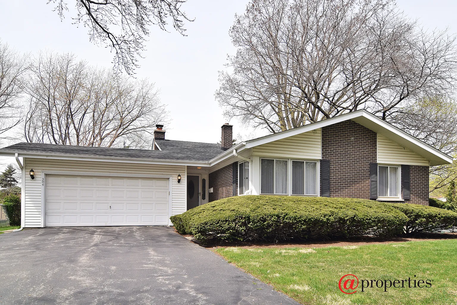 304 Willowcrest Dr photo 1