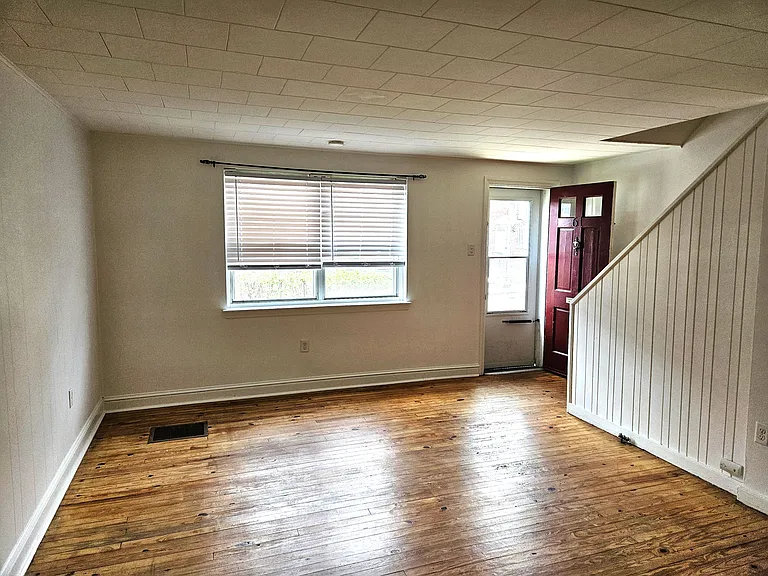 61 Wise Ave — Photo 3