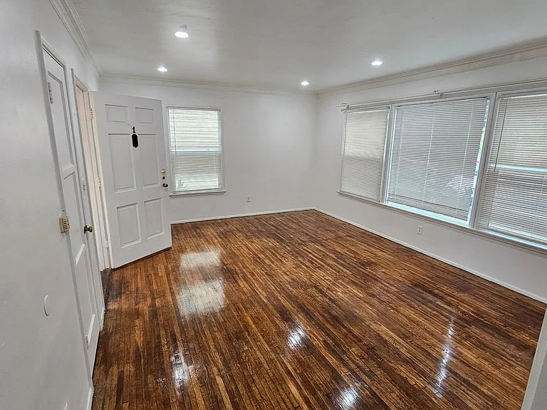 1207 S Fairfax Ave #1 — Photo 3