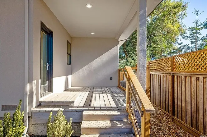 533 N Cloverdale Blvd — Photo 20